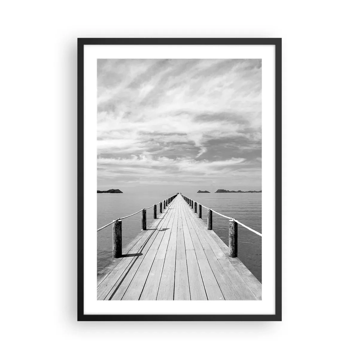 Póster en marco negro - Un muelle de madera que se pierde en la distancia a través de aguas tranquilas. - 50x70cm - Hora de viajar - Decoración de pared moderna para salón y dormitorio ARTTOR