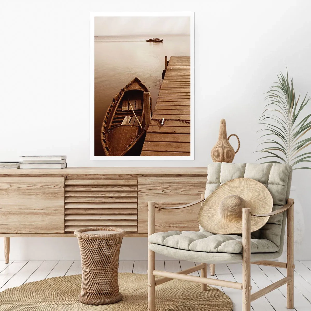Póster - Un barco en un muelle de madera en sepia. - 50x70cm - La auténtica paz - Decoración de pared moderna para salón y dormitorio ARTTOR