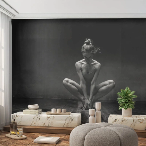 Fotomural Premium Canvas - Concentración de energía del baile - Bailarín, Mujer, En blanco y negro - 250x175 cm