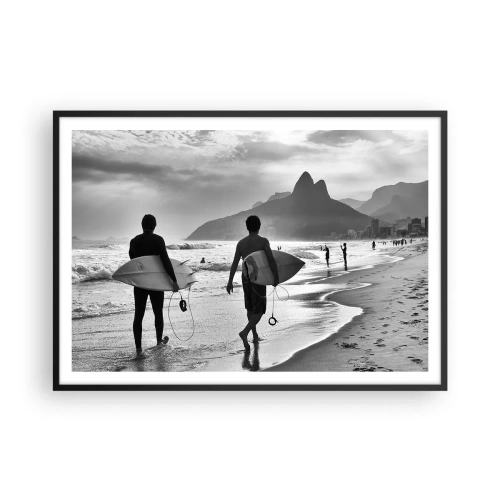 Póster en marco negro - Dos surfistas caminando por la playa con sus tablas en blanco y negro. - 100x70cm - Samba para una ola - Decoración de pared moderna para salón y dormitorio ARTTOR