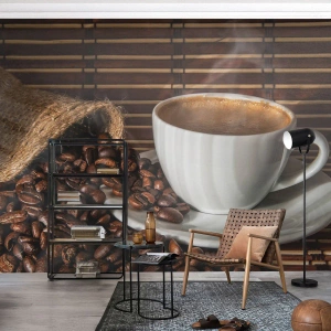 Fotomural Standard Eco - Una taza de café con granos sobre un fondo de madera. - 100x70cm - La negrura del carbón, la transparencia del ámbar - Decoración de pared moderna para salón y dormitorio ARTTOR