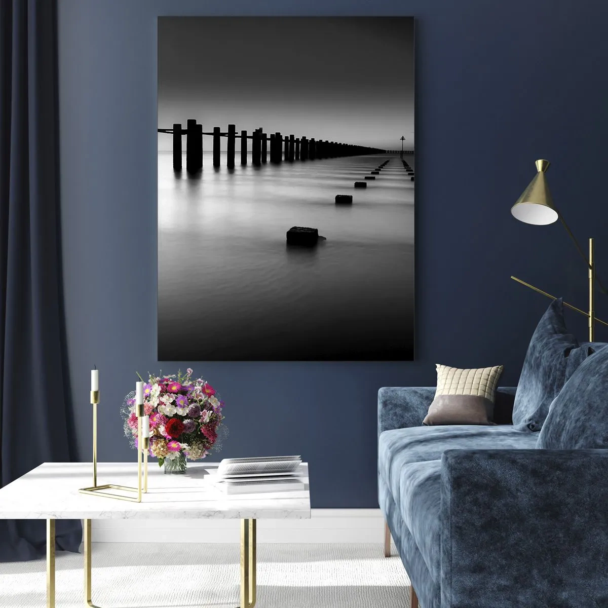 Cuadro sobre vidrio - Impresiones sobre Vidrio - Postes de madera y bloques de hormigón sumergidos en agua en tonos blanco y negro - 80x120cm - Valles grises en la niebla - Decoración de pared moderna para salón y dormitorio ARTTOR