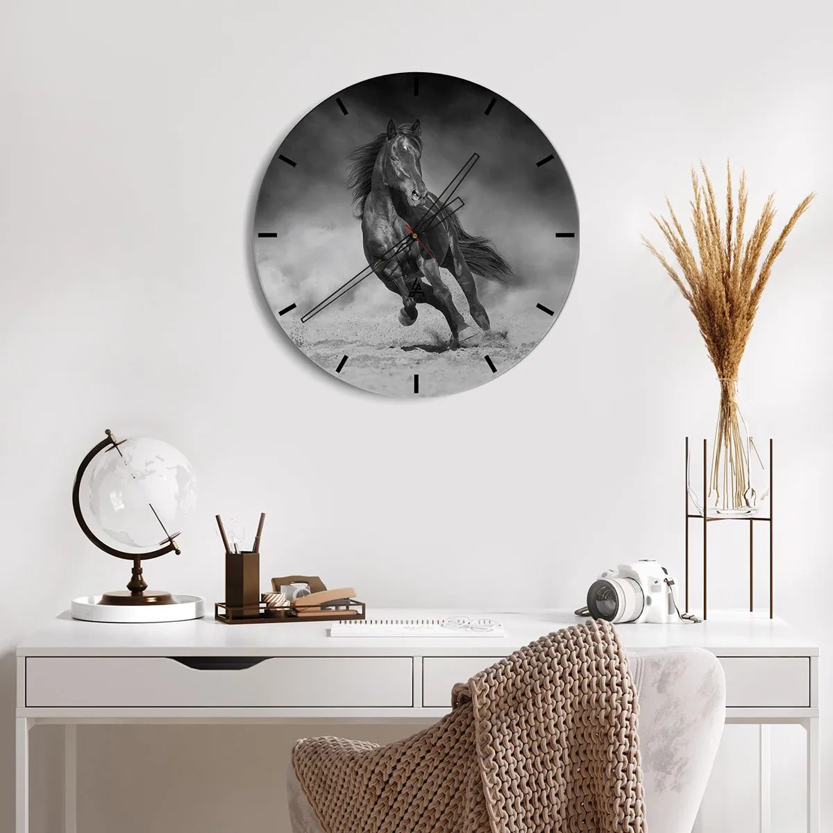 Reloj de pared - Reloj de vidrio - Ilustración de una mujer con maquillaje sosteniendo una orquídea en su boca. - 30x30cm - Digno del propio emir - Decoración de pared moderna para salón, cocina y dormitorio ARTTOR
