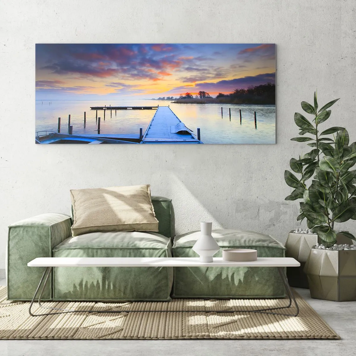 Cuadro sobre vidrio - Impresiones sobre Vidrio - Un embarcadero junto al lago al atardecer con un barco en la orilla. - 120x50cm - Calma púrpura y dorada - Decoración de pared moderna para salón y dormitorio ARTTOR