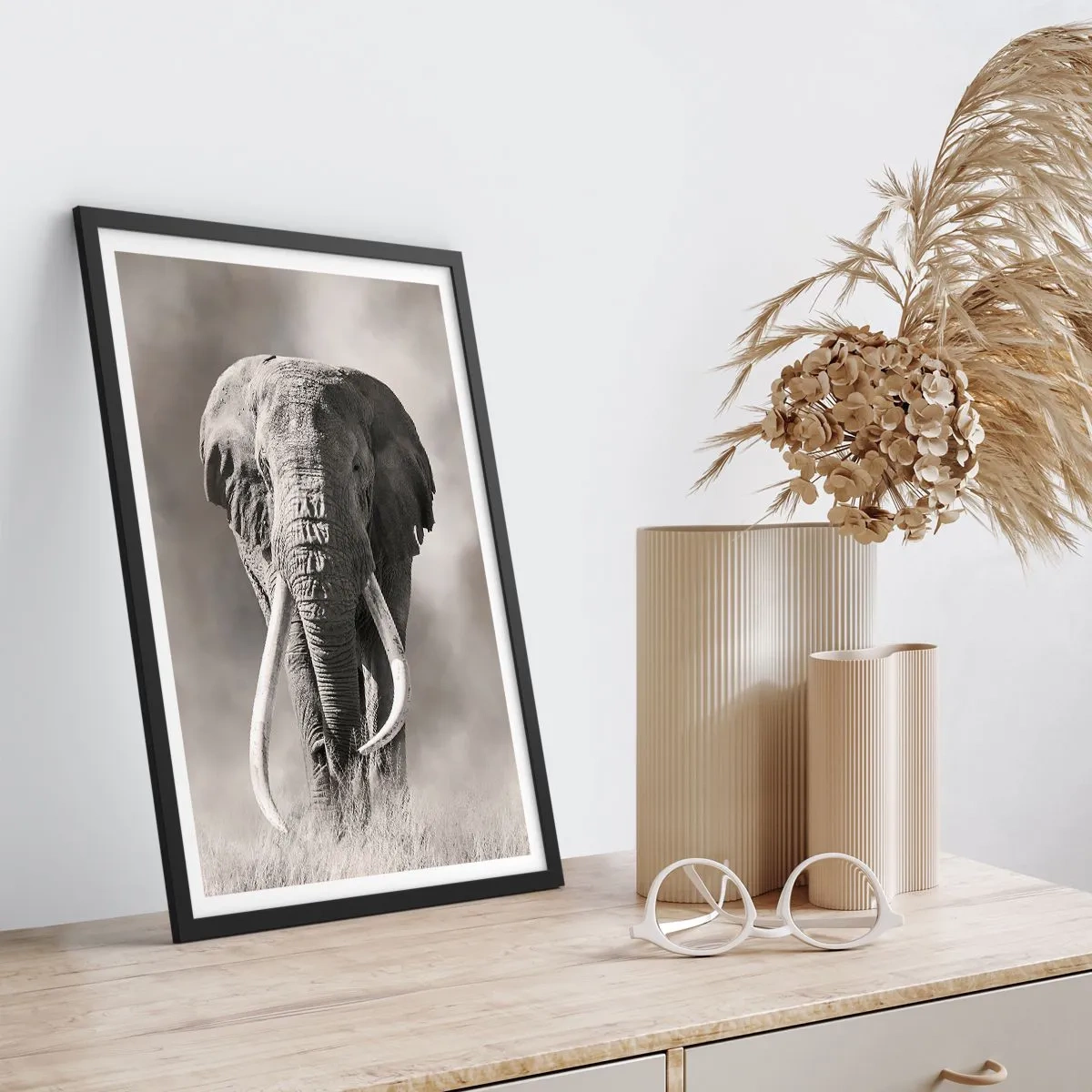 Póster en marco negro - Retrato monocromático de un majestuoso elefante - 50x70cm - Patriarca africano - Decoración de pared moderna para salón y dormitorio ARTTOR
