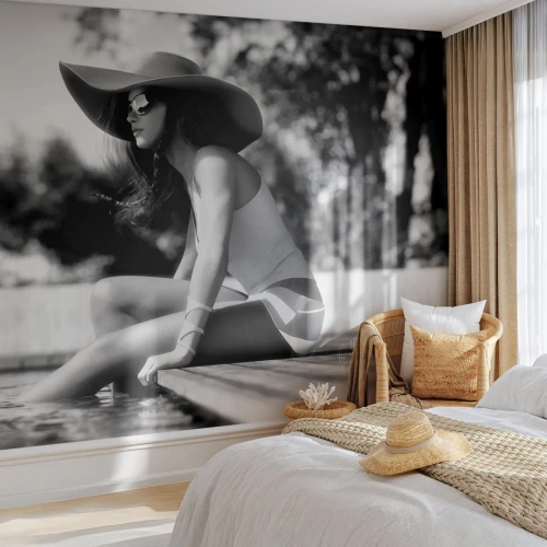 Fotomural personalizado Premium Sand - Un sueño de verano - Mujer, Sombrero, Piscina