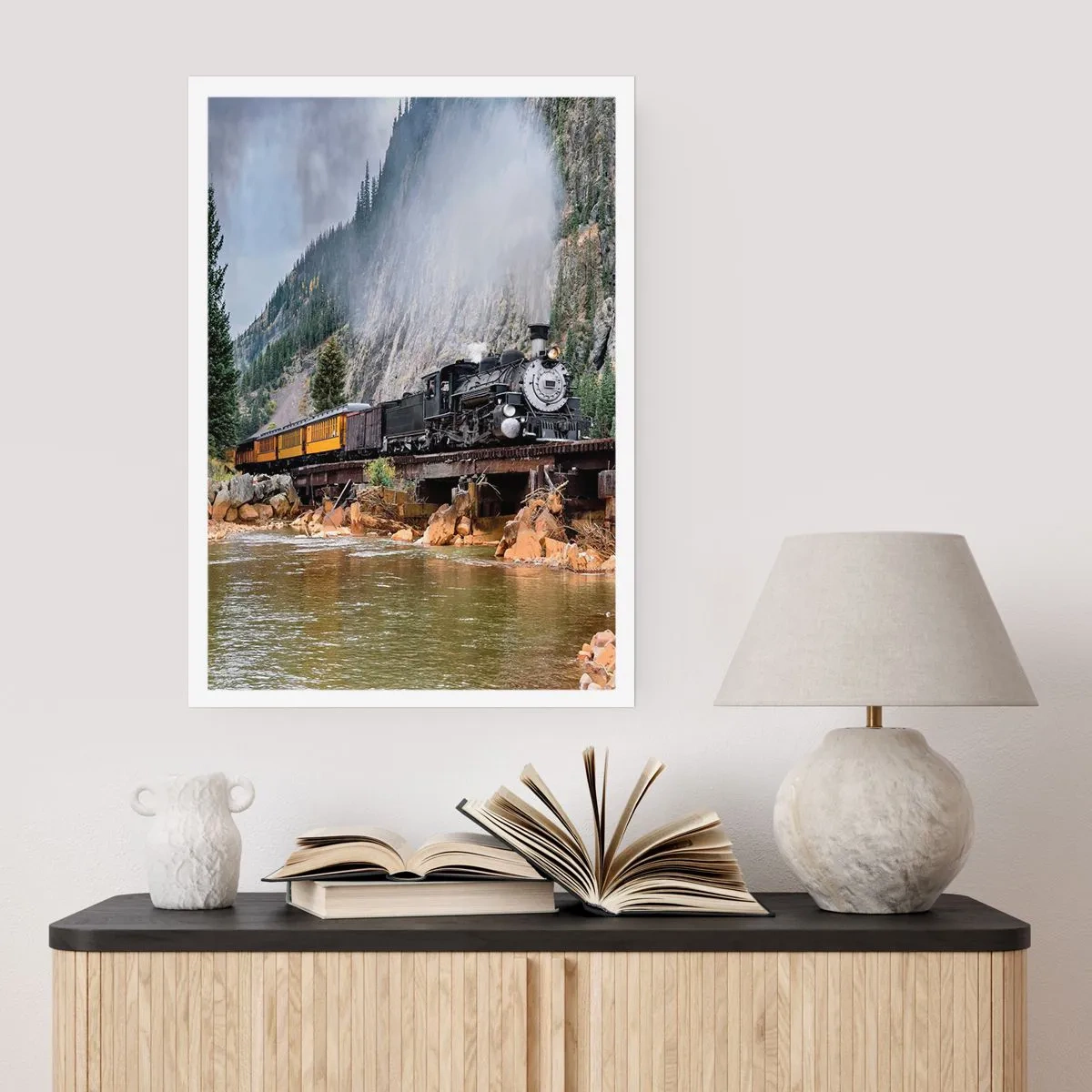 Póster - Una locomotora de vapor en un puente rodeado de montañas y un río en un paisaje pintoresco. - 50x70cm - ¿Adónde me llevas? - Decoración de pared moderna para salón y dormitorio ARTTOR