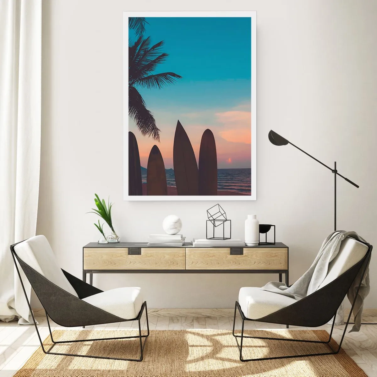 Póster - Tablas de surf en la playa con una puesta de sol y palmeras al fondo - 50x70cm - Mañana también disfrutaremos - Decoración de pared moderna para salón y dormitorio ARTTOR