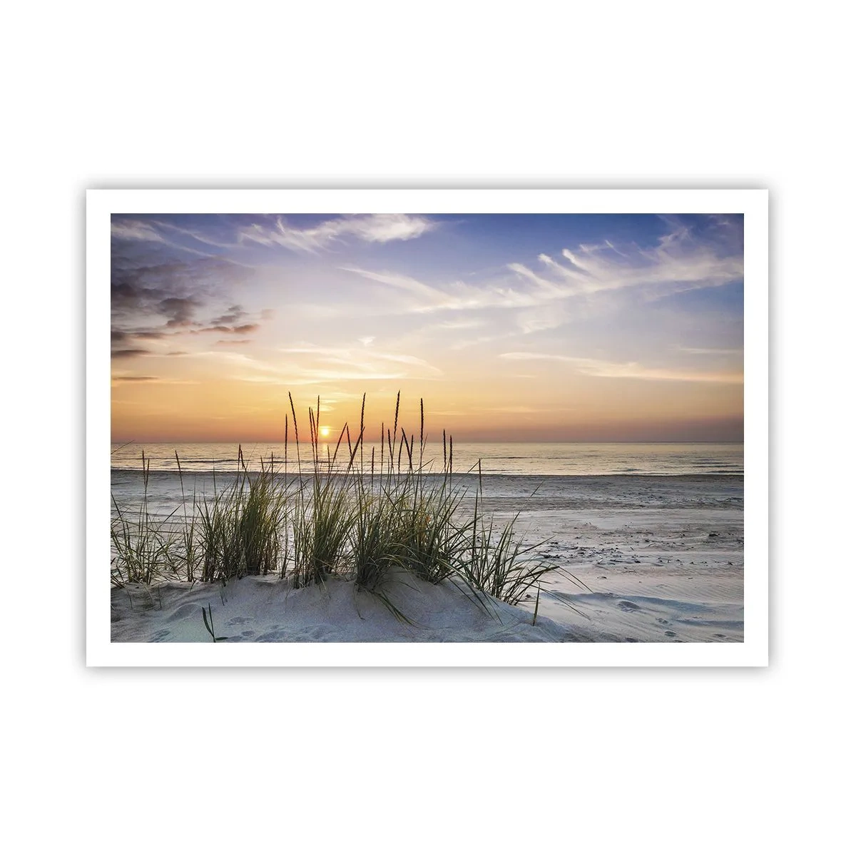 Póster - Una playa de arena al atardecer con césped al fondo. - 100x70cm - Mira, piensa, siente - Decoración de pared moderna para salón y dormitorio ARTTOR