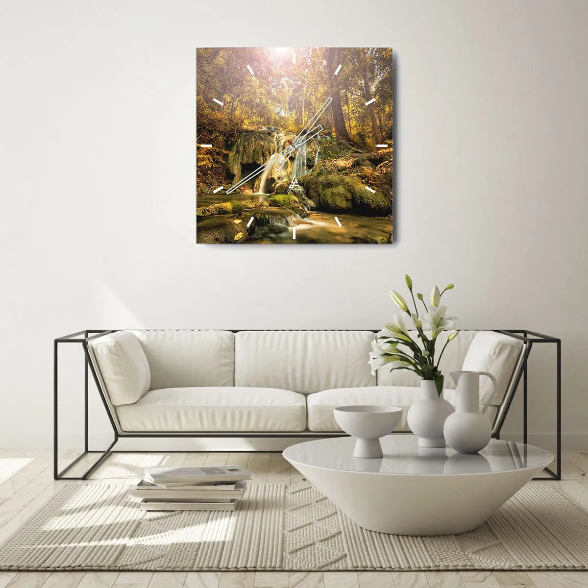 Reloj de pared - Reloj de vidrio - Una cascada forestal bajo los rayos del sol, rodeada de vegetación. - 30x30cm - Cascada forestal en verde - Decoración de pared moderna para salón y dormitorio ARTTOR
