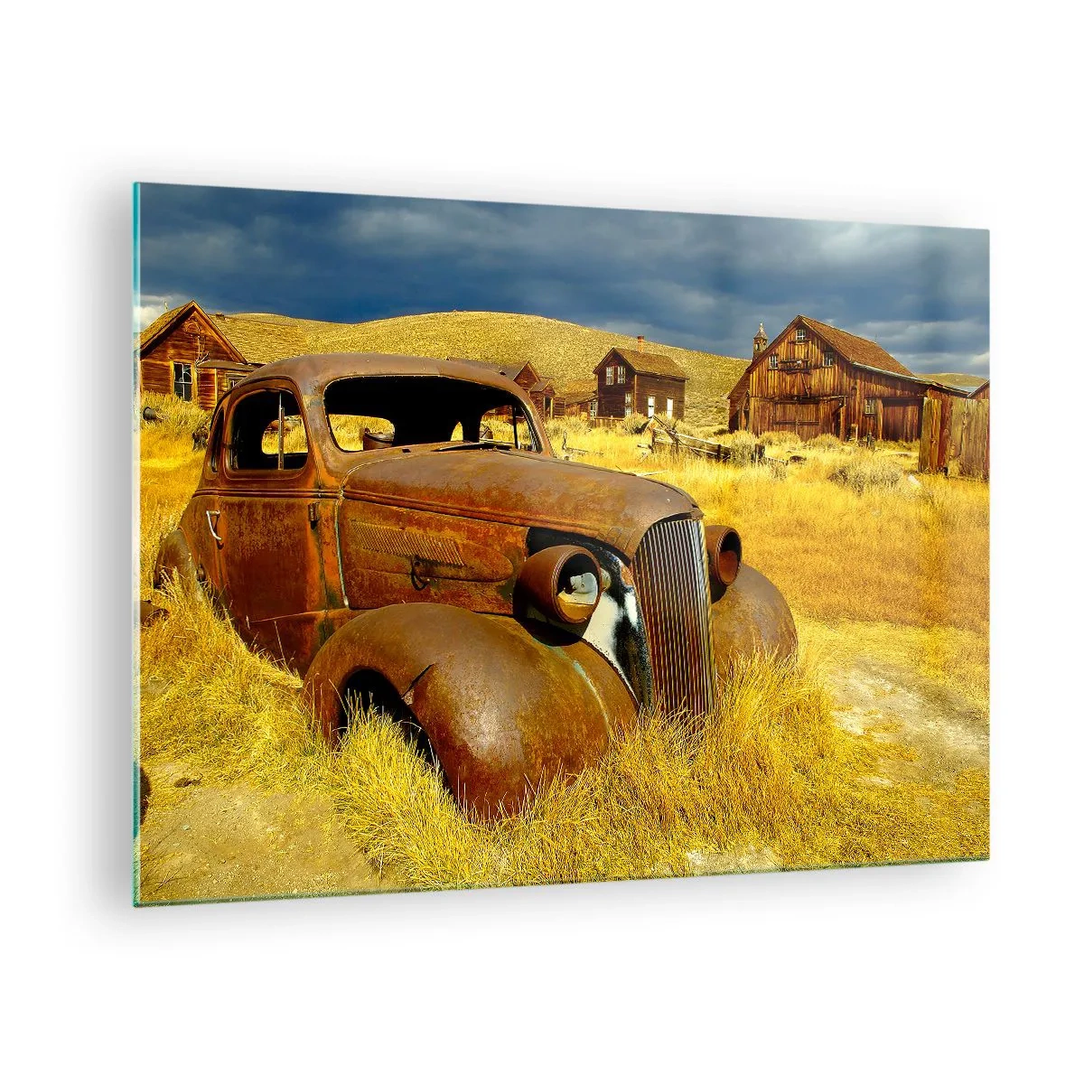 Cuadro sobre vidrio - Impresiones sobre Vidrio - Un coche clásico con el telón de fondo de un pueblo desierto. - 70x50cm - Un merecido descanso - Decoración de pared moderna para salón y dormitorio ARTTOR