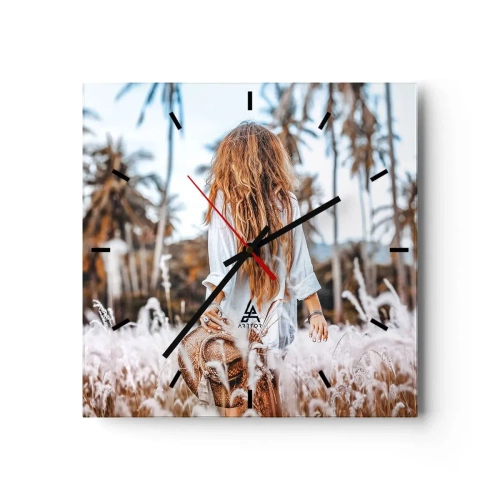 Reloj de pared - Reloj de vidrio - Una mujer en un campo de hierba con palmeras al fondo al atardecer. - 30x30cm - Nacida en el plumón de la Tierra - Decoración de pared moderna para salón y dormitorio ARTTOR