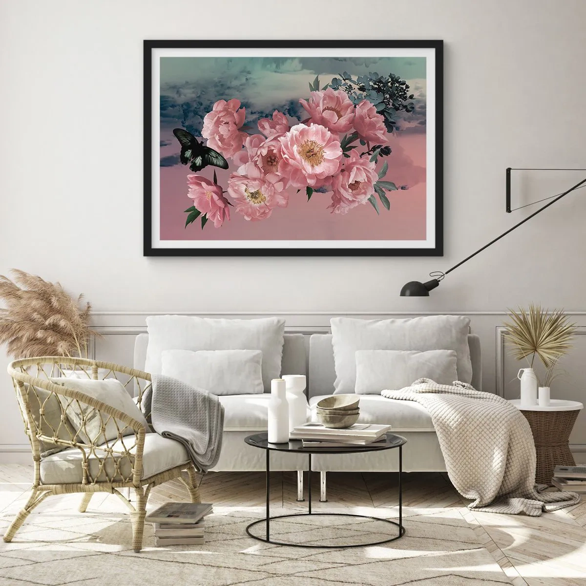 Póster en marco negro - Peonías rosas con una mariposa sobre un fondo pastel. - 70x50cm - La cúspide del romance - Decoración de pared moderna para salón y dormitorio ARTTOR
