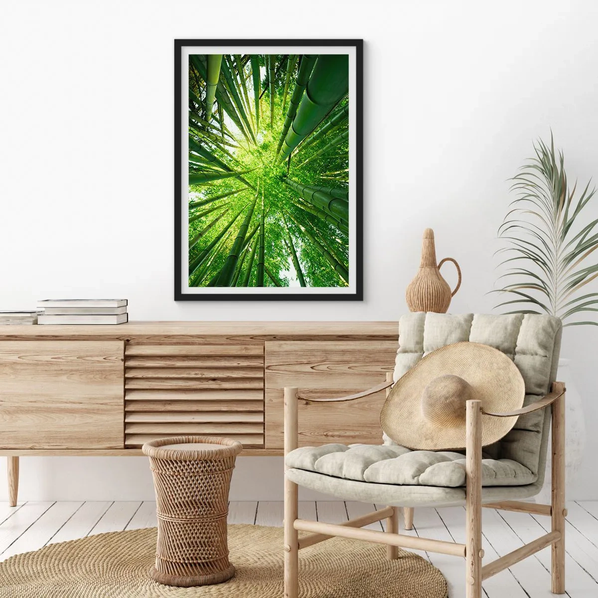 Póster en marco negro - Vista hacia el denso bosque de bambú. - 50x70cm - En un bosquecillo de bambú - Decoración de pared moderna para salón y dormitorio ARTTOR