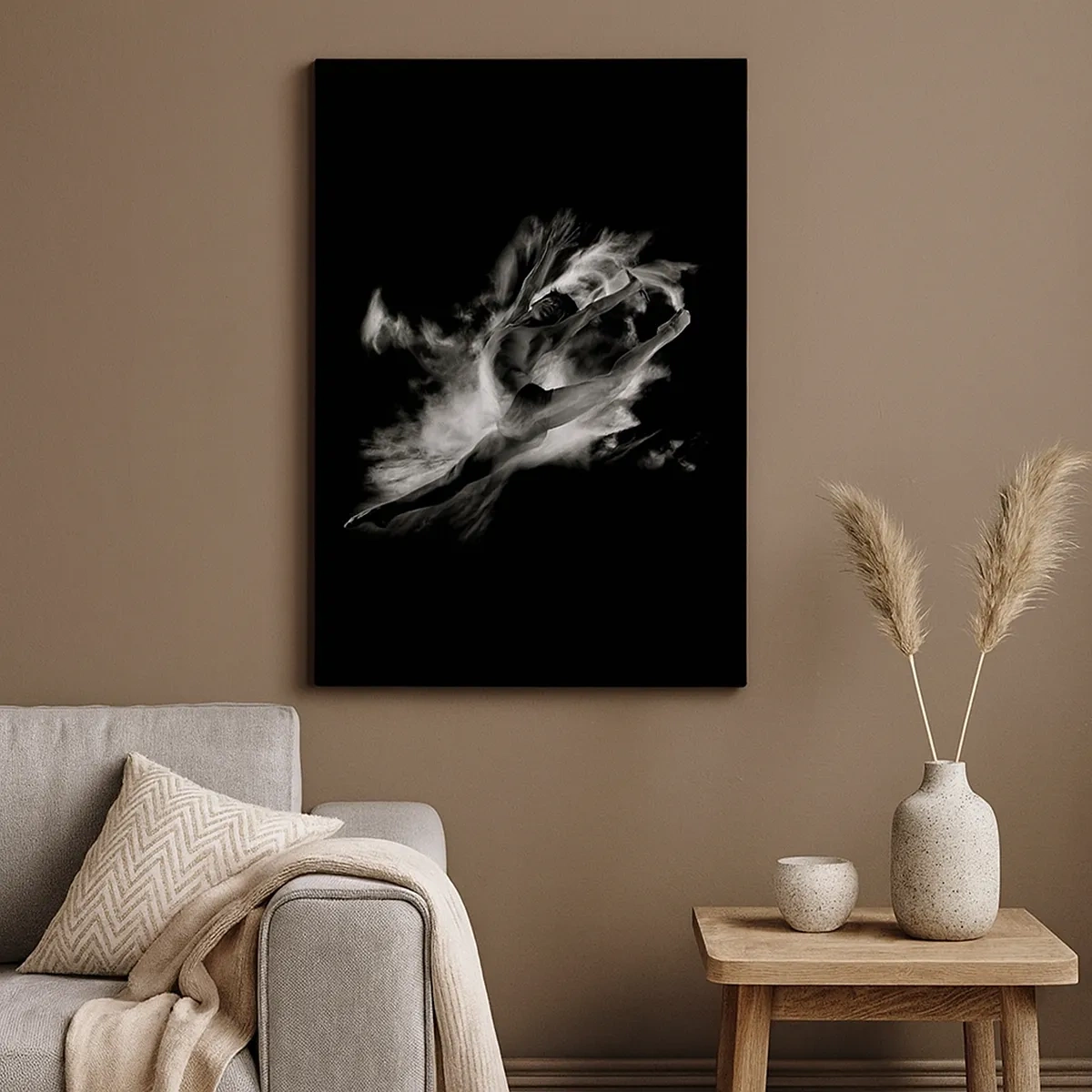 Cuadro sobre lienzo - Impresión de Imagen - Una bailarina en una pose dinámica sobre un fondo negro. - 50x70cm - El arte del vuelo - Decoración de pared moderna para salón y dormitorio ARTTOR