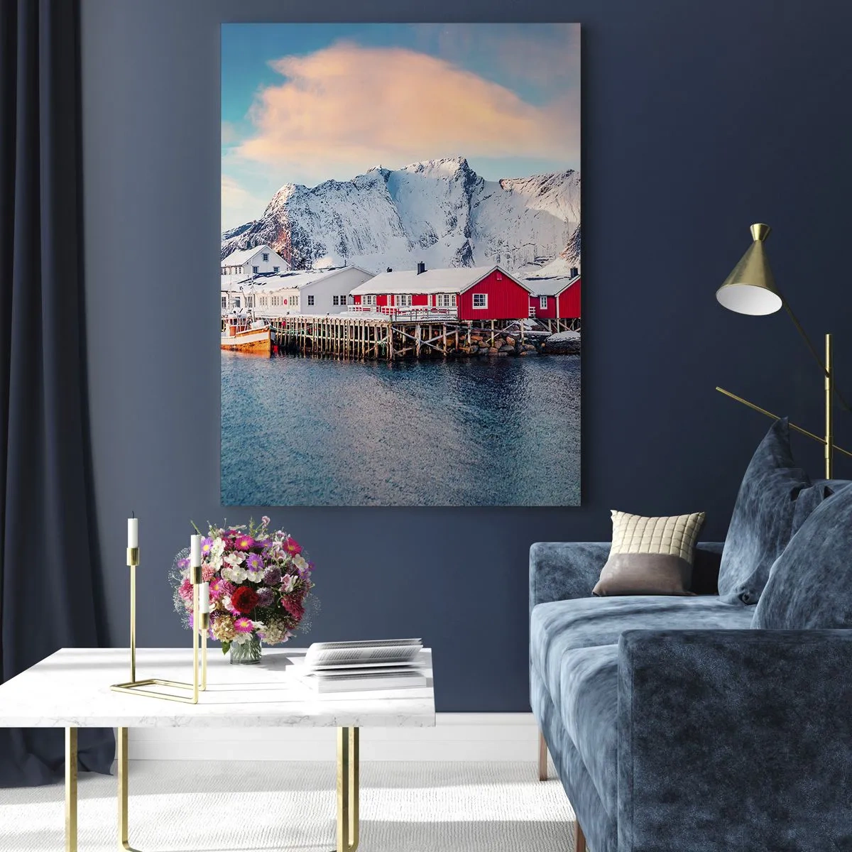 Cuadro sobre vidrio - Impresiones sobre Vidrio - Casas rojas con el telón de fondo de montañas nevadas y el mar azul. - 70x100cm - Un retiro en el norte - Decoración de pared moderna para salón y dormitorio ARTTOR