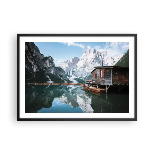 Póster en marco negro - Una cabaña de madera junto a un tranquilo lago de montaña. - 70x50cm - Una mañana cristalina de montaña - Decoración de pared moderna para salón y dormitorio ARTTOR