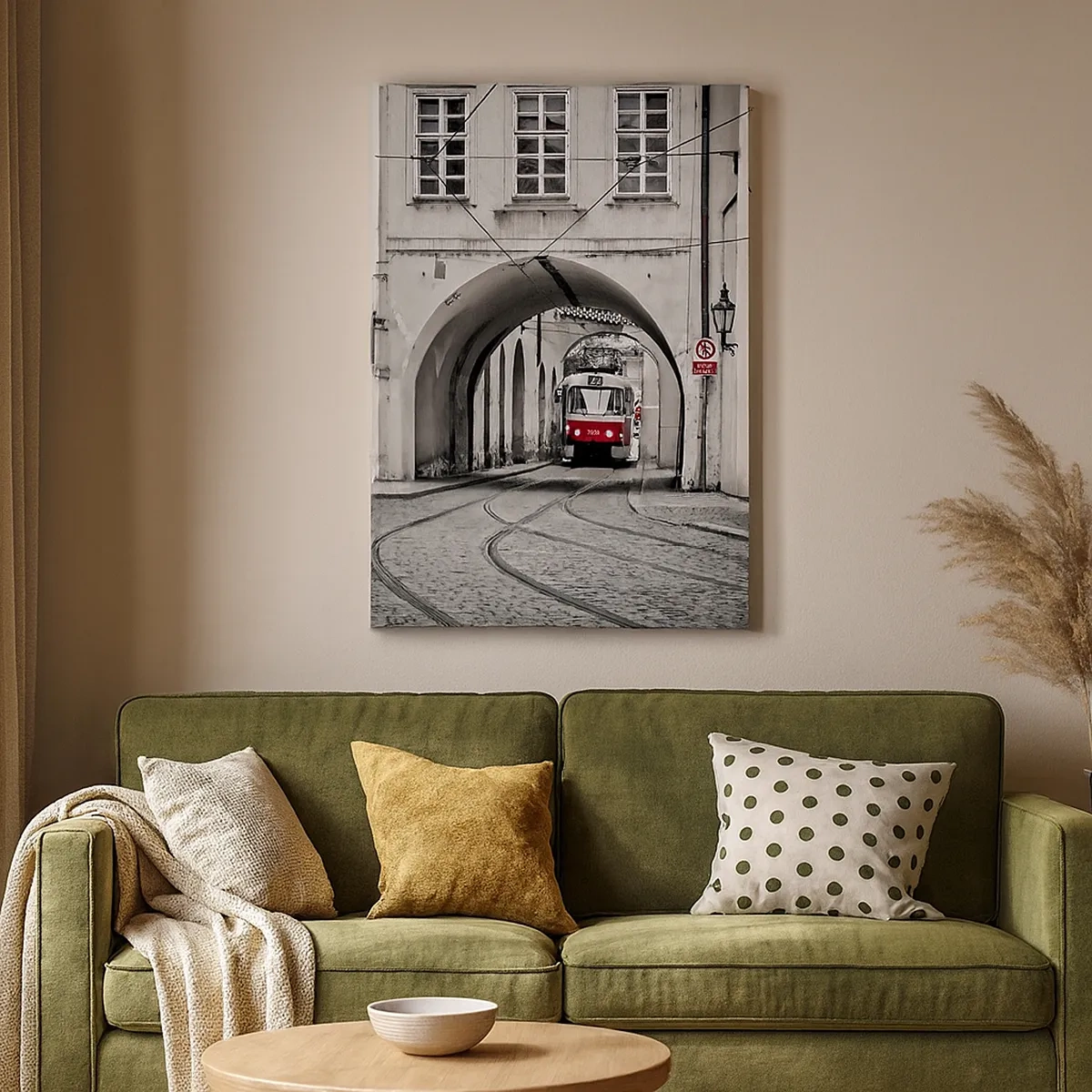 Cuadro sobre lienzo - Impresión de Imagen - Un tranvía en blanco y negro en una calle histórica de la ciudad. - 50x70cm - A través del laberinto urbano - Decoración de pared moderna para salón y dormitorio ARTTOR