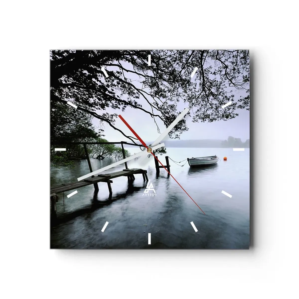 Reloj de pared - Reloj de vidrio - Un embarcadero sobre el agua con un barco al fondo rodeado de un paisaje brumoso. - 30x30cm - Ya estás descansando - Decoración de pared moderna para salón y dormitorio ARTTOR