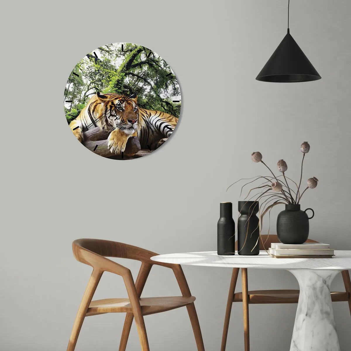 Reloj de pared - Reloj de vidrio - Un tigre descansando en un bosque tropical. - 30x30cm - Atentamente - Decoración de pared moderna para salón, cocina y dormitorio ARTTOR
