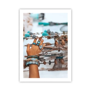 Póster - Una mano adornada con joyas sobre un fondo bohemio. - 50x70cm - Tesoros locales - Decoración de pared moderna para salón y dormitorio ARTTOR