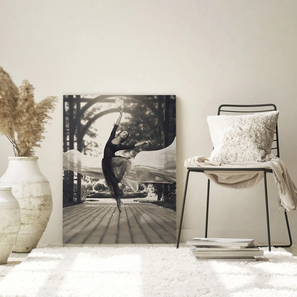 Cuadro sobre vidrio - Impresiones sobre Vidrio - Una bailarina con un vestido fluido realiza un salto frente a un jardín en blanco y negro como telón de fondo. - 70x100cm - Danza del espíritu del jardín - Decoración de pared moderna para salón y dormitori