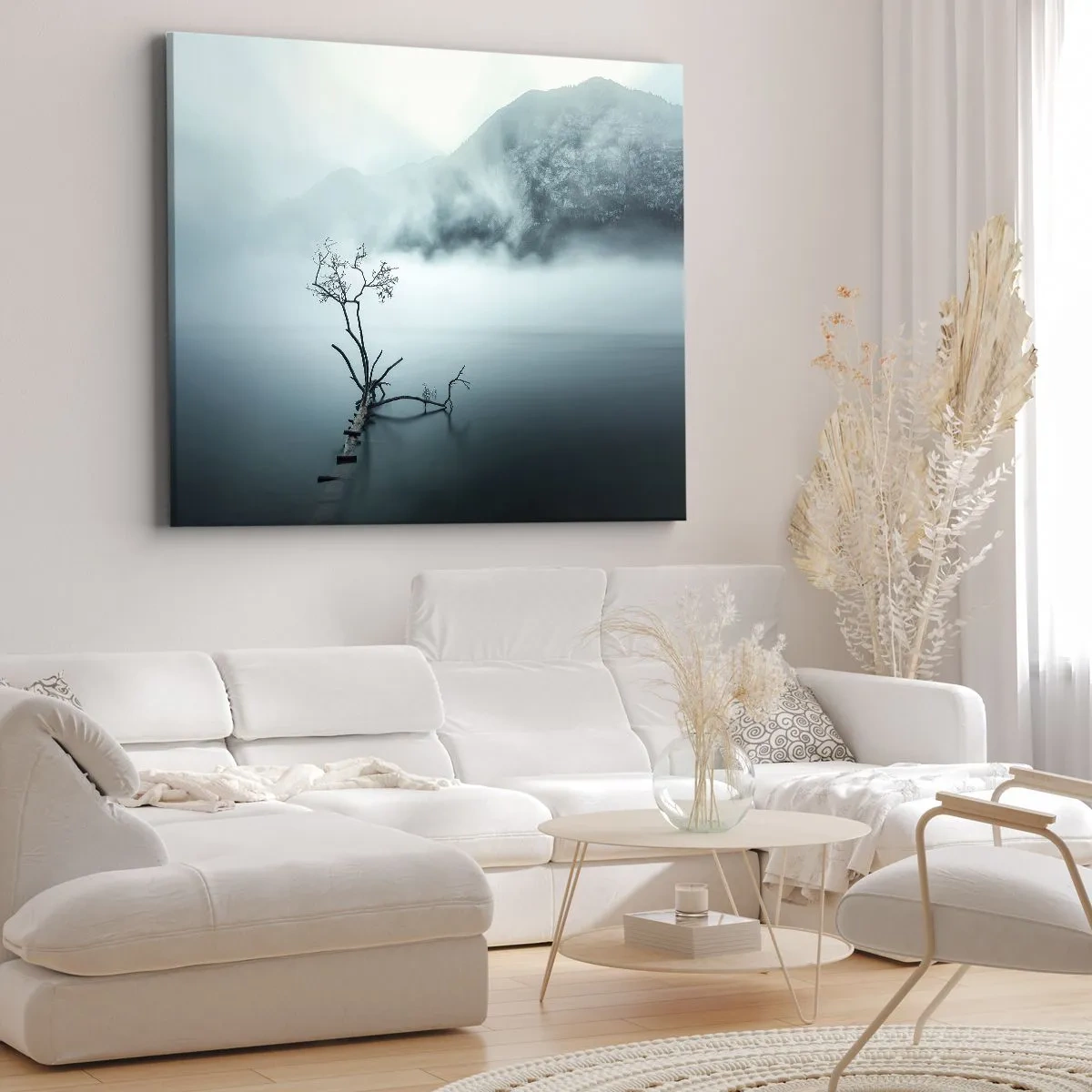 Cuadro sobre lienzo - Impresión de Imagen - Un árbol solitario en el agua rodeado de niebla y montañas. - 100x70cm - Fuera del agua y de la niebla - Decoración de pared moderna para salón y dormitorio ARTTOR