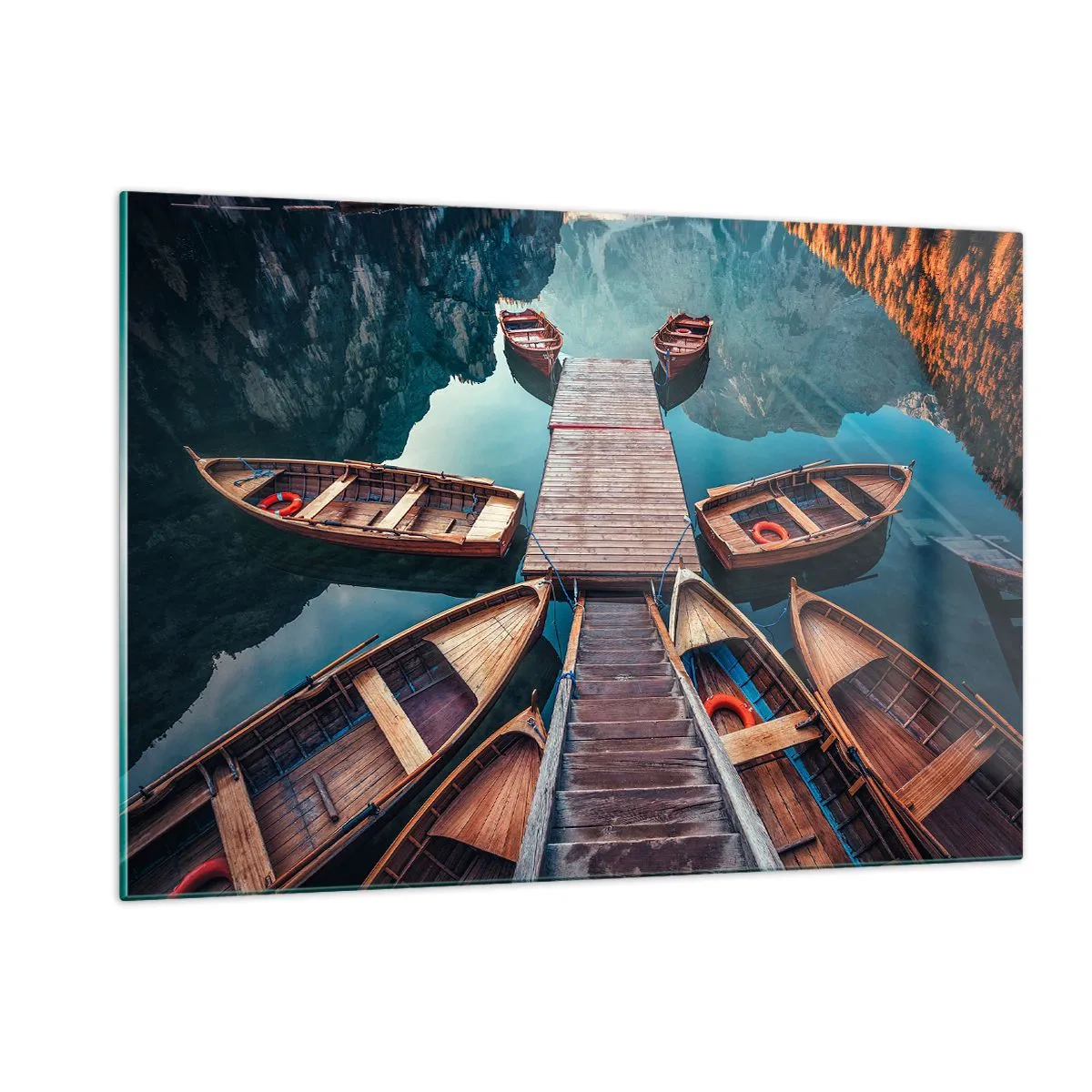 Cuadro sobre vidrio - Impresiones sobre Vidrio - Vista de barcos de madera amarrados en un muelle en las montañas. - 120x80cm - Esperando en el muelle - Decoración de pared moderna para salón y dormitorio ARTTOR