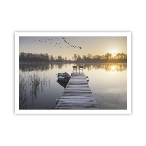 Póster - Un muelle junto al lago por la mañana con un barco y sillas. - 100x70cm - Volveré en un rato - Decoración de pared moderna para salón y dormitorio ARTTOR