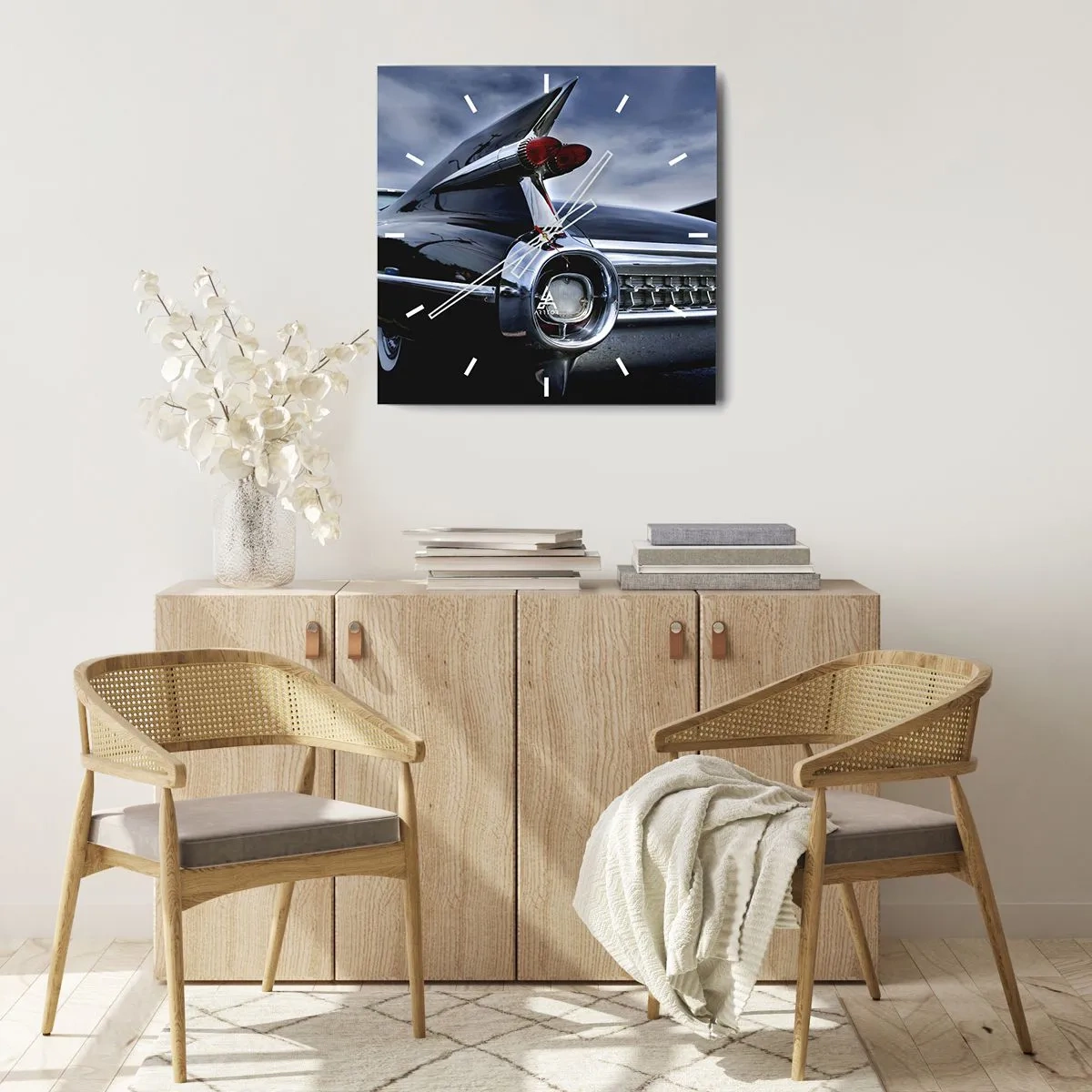 Reloj de pared - Reloj de vidrio - Un coche retro clásico con cromo brillante y aletas. - 30x30cm - ¡Por eso es hermoso! - Decoración de pared moderna para salón y dormitorio ARTTOR