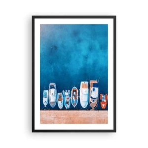 Póster en marco negro - Una vista aérea de barcos amarrados en una bahía azul. - 50x70cm - En fila y a la espera - Decoración de pared moderna para salón y dormitorio ARTTOR