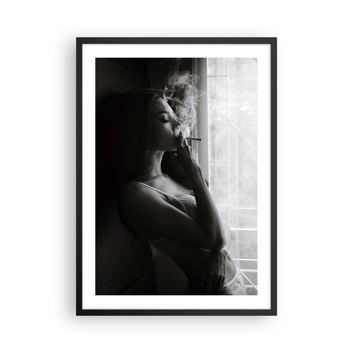Póster en marco negro - Una mujer en lencería fumando un cigarrillo en blanco y negro. - 50x70cm - Un momento sensual - Decoración de pared moderna para salón y dormitorio ARTTOR