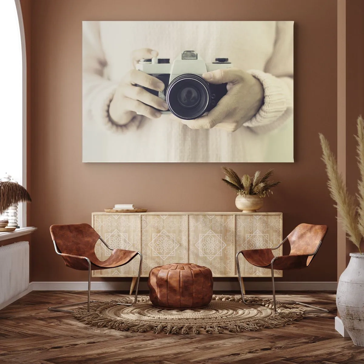 Cuadro sobre lienzo - Impresión de Imagen - Cámara retro sostenida en las manos contra un fondo claro - 70x50cm - Una visión diferente - Decoración de pared moderna para salón y dormitorio ARTTOR