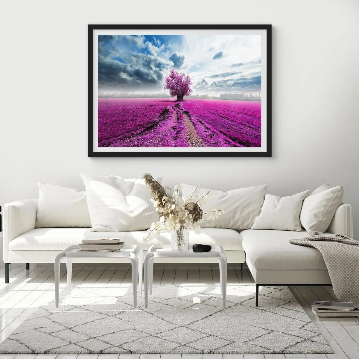 Póster en marco negro - Un árbol solitario en un campo de un tono rosa intenso. - 70x50cm - El brezal - un encanto - Decoración de pared moderna para salón y dormitorio ARTTOR