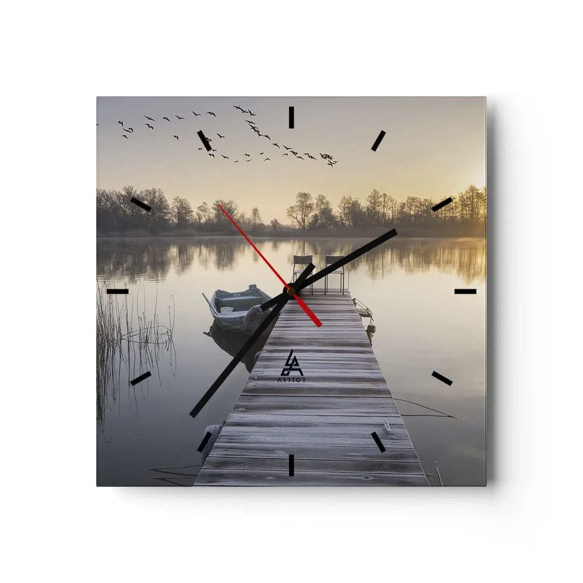 Reloj de pared - Reloj de vidrio - Un muelle junto al lago por la mañana con un barco y sillas. - 30x30cm - Volveré en un rato - Decoración de pared moderna para salón y dormitorio ARTTOR