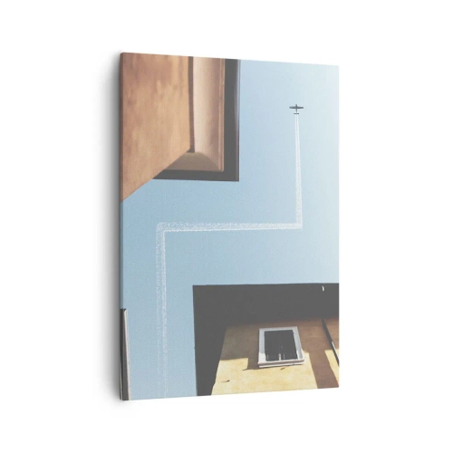 Cuadro sobre lienzo - Impresión de Imagen - Vista del avión y su estela en el cielo desde una perspectiva callejera. - 50x70cm - Por encima del laberinto urbano - Decoración de pared moderna para salón y dormitorio ARTTOR