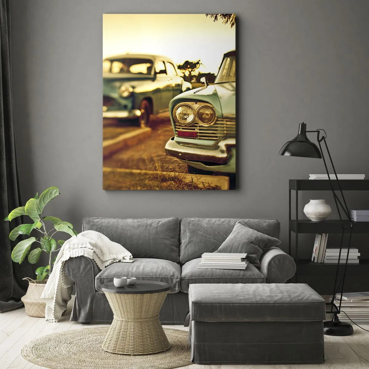Cuadro sobre lienzo - Impresión de Imagen - Coches clásicos bajo la cálida luz del atardecer. - 50x70cm - A la espera del futuro - Decoración de pared moderna para salón y dormitorio ARTTOR