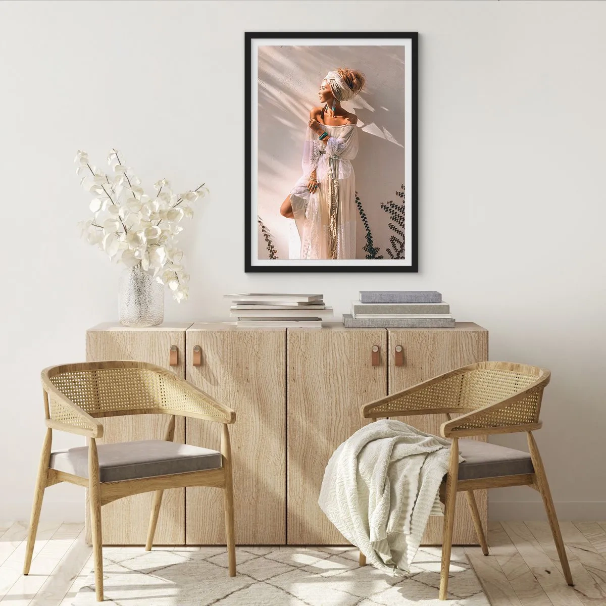 Póster en marco negro - Mujer elegante con un vestido boho frente a una pared clara - 50x70cm - El sol y la joven - Decoración de pared moderna para salón y dormitorio ARTTOR