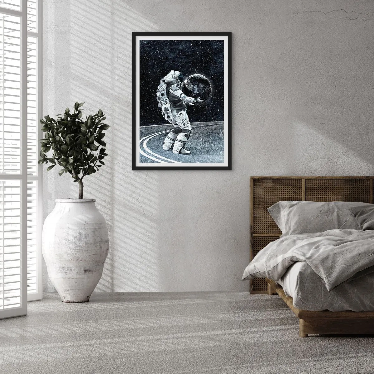 Póster en marco negro - Un astronauta en el espacio sosteniendo una esfera parecida a la Tierra. - 50x70cm - En la Vía Láctea - Decoración de pared moderna para salón y dormitorio ARTTOR