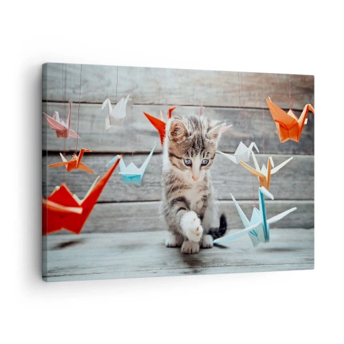 Cuadro sobre lienzo - Impresión de Imagen - Un gatito jugando con grullas de papel de origami colgantes. - 70x50cm - La primera lección - Decoración de pared moderna para salón y dormitorio ARTTOR