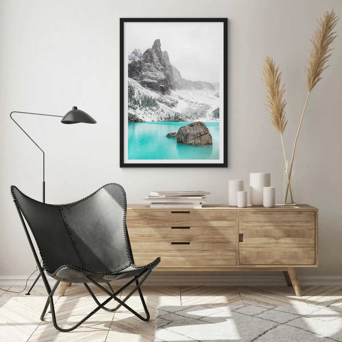 Póster en marco negro - Un lago de montaña con agua turquesa rodeado de picos nevados. - 50x70cm - En guardia - Decoración de pared moderna para salón y dormitorio ARTTOR