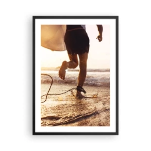 Póster en marco negro - Un surfista corre hacia el agua al atardecer. - 50x70cm - Para enfrentar la ola - Decoración de pared moderna para salón y dormitorio ARTTOR