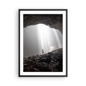 Póster en marco negro - Una figura en una cueva iluminada por rayos de luz. - 50x70cm - Gruta luminosa - Decoración de pared moderna para salón y dormitorio ARTTOR
