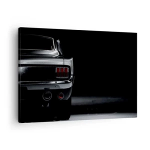 Cuadro sobre lienzo - Impresión de Imagen - Una imagen en blanco y negro de la parte trasera de un coche clásico sobre un fondo oscuro. - 70x50cm - El encanto de los clásicos - Decoración de pared moderna para salón y dormitorio ARTTOR