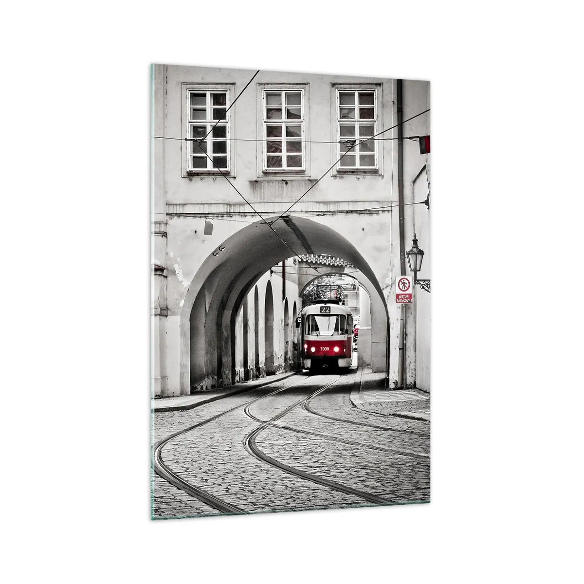 Cuadro sobre vidrio - Impresiones sobre Vidrio - Un tranvía en blanco y negro en una calle histórica de la ciudad. - 70x100cm - A través del laberinto urbano - Decoración de pared moderna para salón y dormitorio ARTTOR