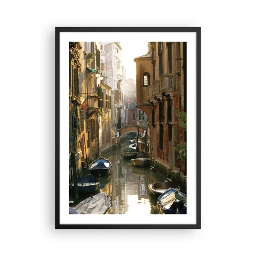 Póster en marco negro - Un canal veneciano rodeado de casas de vecindad históricas - 50x70cm - En un callejón veneciano - Decoración de pared moderna para salón y dormitorio ARTTOR