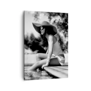 Cuadro sobre lienzo - Impresión de Imagen - Mujer con sombrero junto a la piscina en blanco y negro - 50x70cm - Un sueño de verano - Decoración de pared moderna para salón y dormitorio ARTTOR