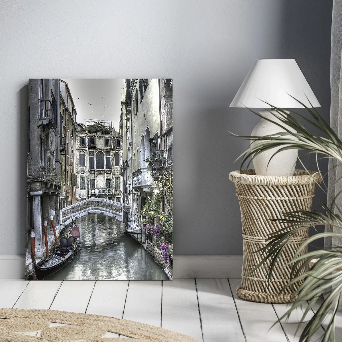 Cuadro sobre lienzo - Impresión de Imagen - Canal veneciano con góndola y puente de piedra - 50x70cm - Durante siglos, un sueño - Decoración de pared moderna para salón y dormitorio ARTTOR