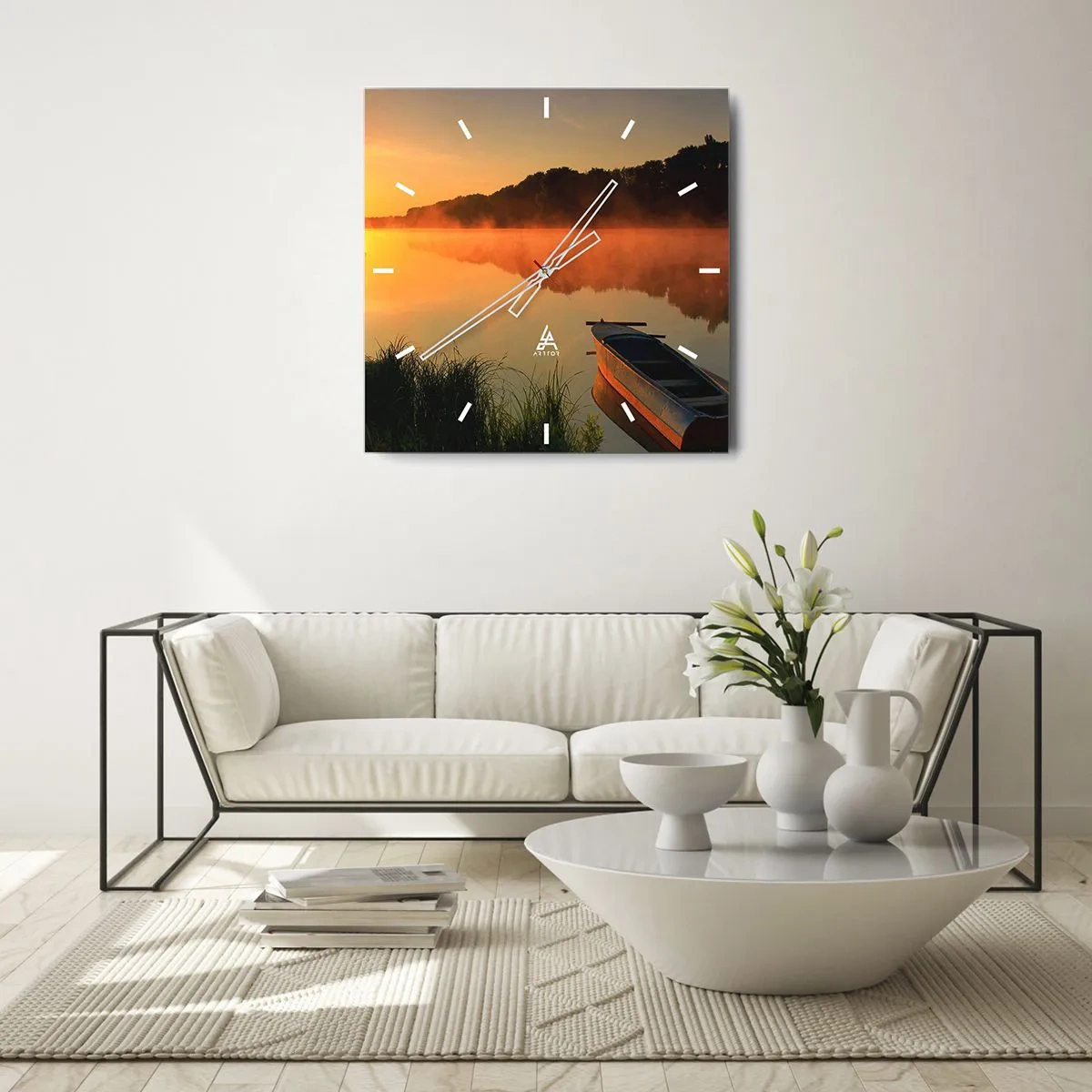 Reloj de pared - Reloj de vidrio - Niebla matutina sobre el río con un barco bajo los rayos del sol. - 30x30cm - Amanecer sobre el agua como la superficie de un espejo - Decoración de pared moderna para salón y dormitorio ARTTOR
