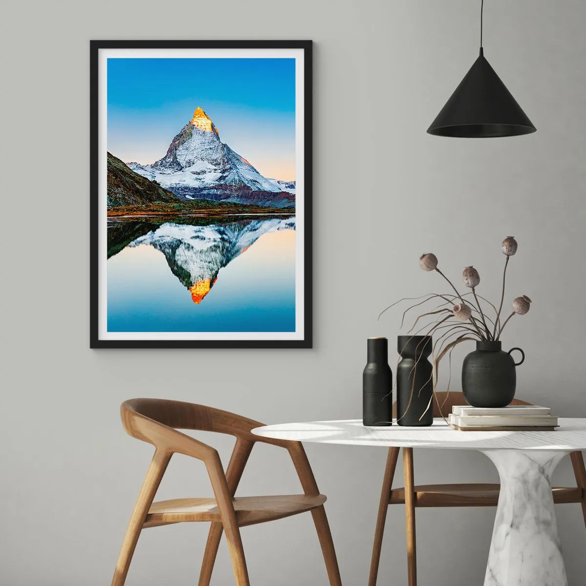 Póster en marco negro - Una montaña con un pico nevado reflejado en un lago. - 50x70cm - Dos mundos - Decoración de pared moderna para salón y dormitorio ARTTOR
